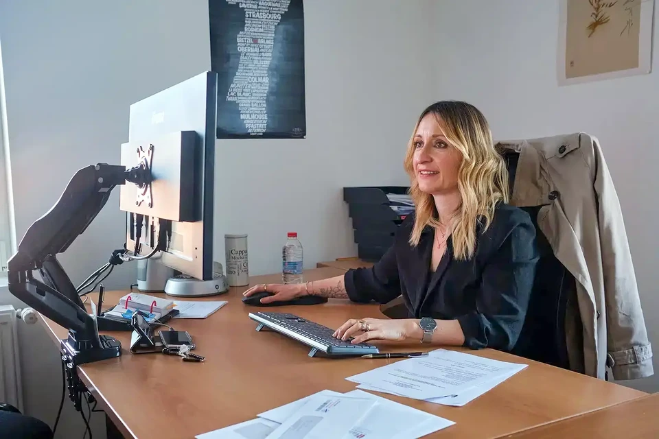 Espace de travail intérieur avec professionnel analysant des rapports financiers sur table en bois