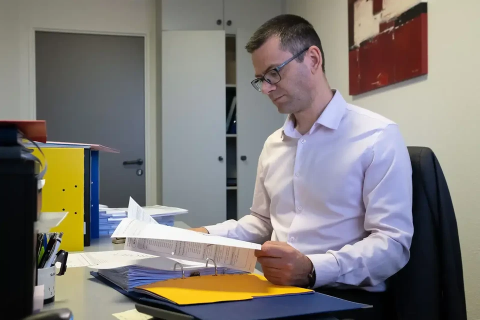 Comptable travaillant avec des feuilles de calcul numériques sur ordinateur de bureau