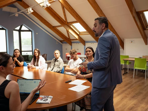Réunion d'affaires dans un bureau moderne avec deux professionnels analysant des documents financiers