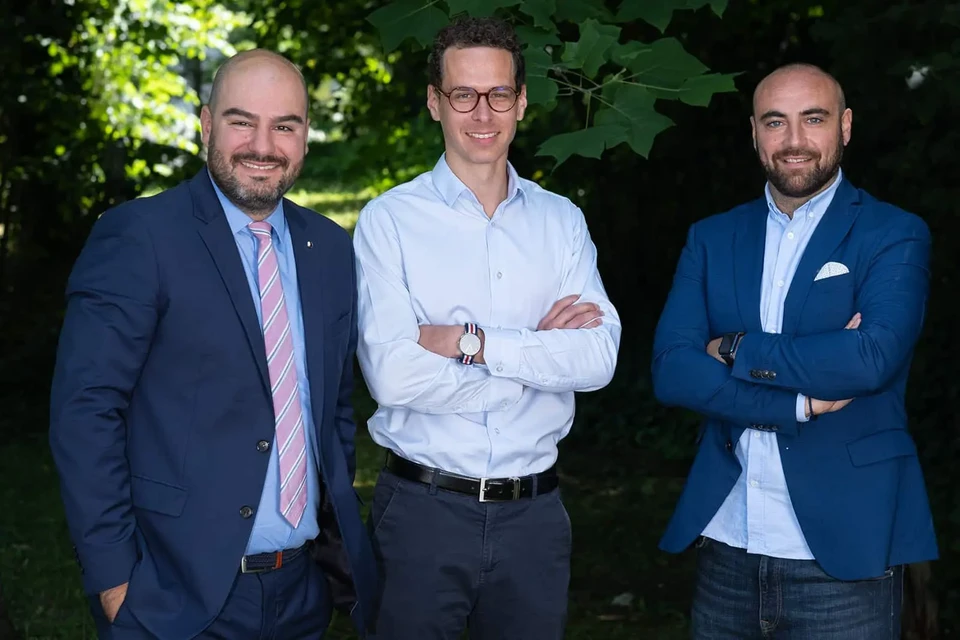 Sc&egrave;ne d'int&eacute;rieur professionnel avec deux personnes travaillant sur des documents financiers